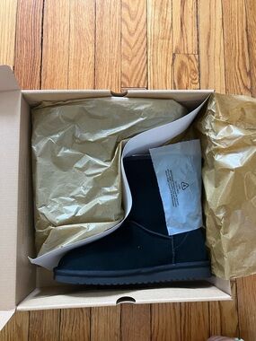 NWT Uggs - Koolaburra Black Short Size 8